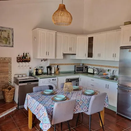 Lovely 2 Bed With Stunning Views & Pool *