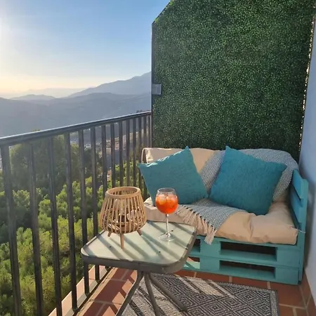 Lovely 2 Bed With Stunning Views & Pool *